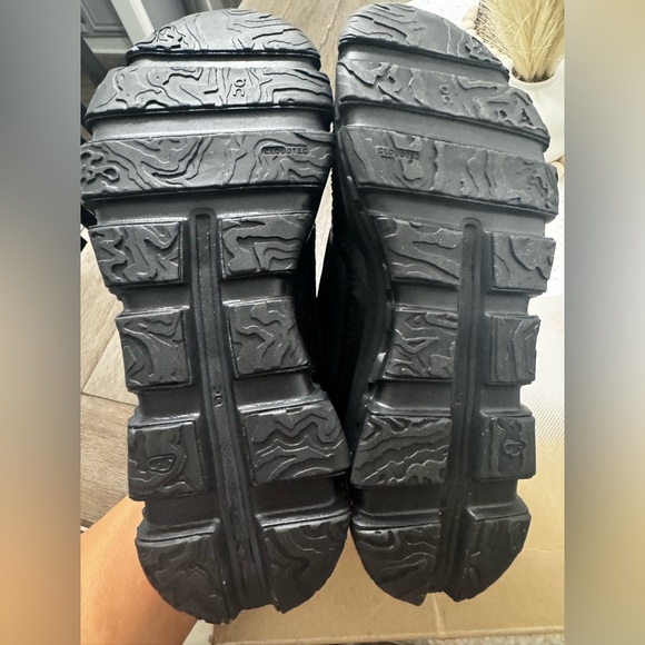 On Running Black Athletic Shoes - Picture 7 of 10